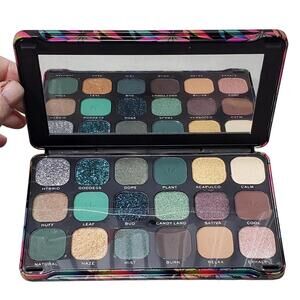 Makeup Revolution Forever Flawless CHILLED Cannabis Sativa 18 Eyeshadow Palette